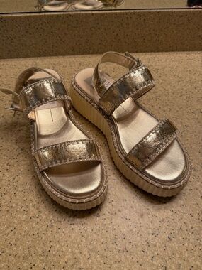 Dolce Vita Drake Chunky Metallic Gold Platform Flatform Sandals Sz 9